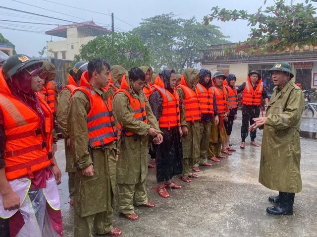 Tình người trong bão, lũ- Ảnh 6.