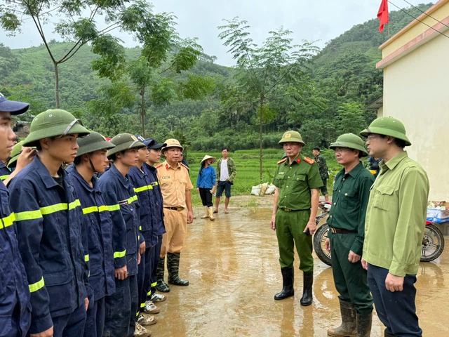 Các đồng chí lãnh đạo tỉnh chỉ đạo lực lượng tìm kiếm cứu nạn. Ảnh Ngọc Bằng