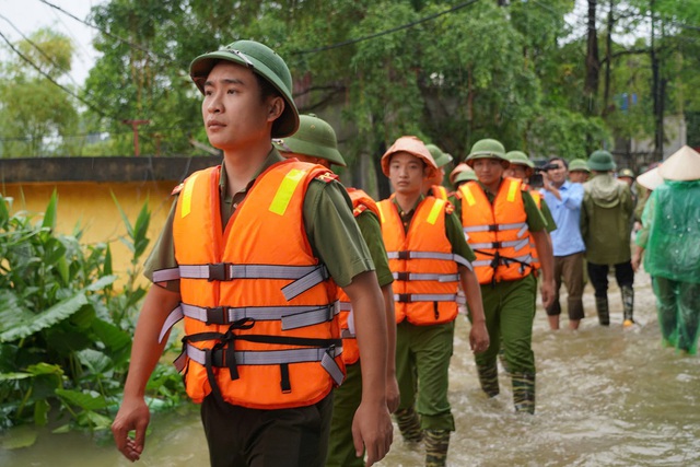 Trung tướng Nguyễn Hải Trung kiểm tra công tác phòng, chống lũ lụt tại huyện Mỹ Đức- Ảnh 2.