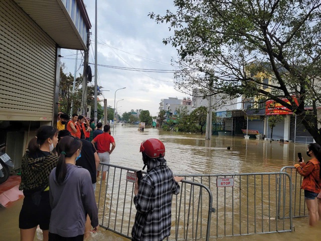 Hà Nội: Tập trung khắc phục thiệt hại sau mưa lũ, đảm bảo an toàn đê điều- Ảnh 1.