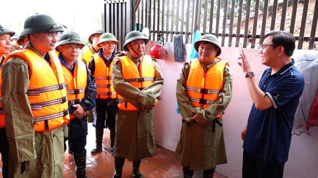 Thanh Oai: Thăm hỏi, tặng quà, động viên các gia đình, lực lượng chức năng làm nhiệm vụ sau mưa bão- Ảnh 5.