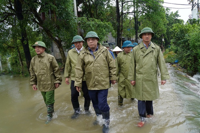 Trung tướng Nguyễn Hải Trung kiểm tra công tác phòng, chống lũ lụt tại huyện Mỹ Đức- Ảnh 1.