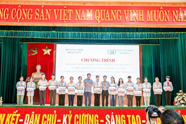 Công ty Đại Phong: Trao học bổng và quà cho học sinh hoàn cảnh khó khăn tại huyện Ý Yên- Ảnh 4.