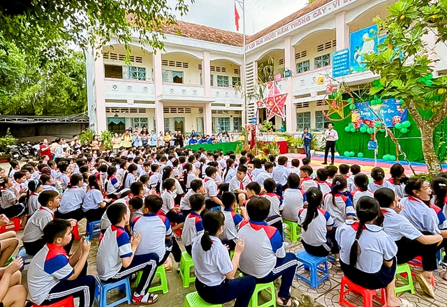 Cần Thơ: "Trung thu cho em" tại Trường Tiểu học Nhơn Nghĩa 2- Ảnh 1.