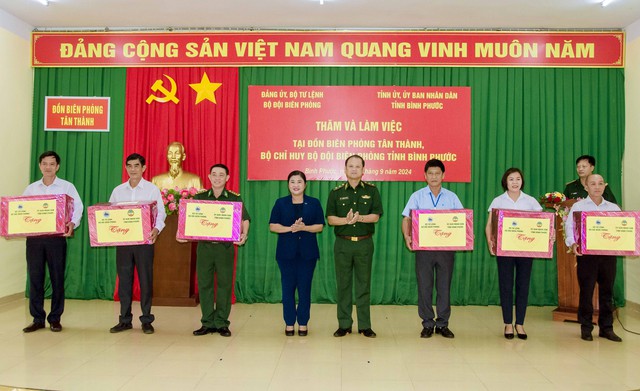 Bình Phước: Lãnh đạo Bộ Tư lệnh BĐBP thăm, tặng quà gia đình chính sách tại huyện Bù Đốp- Ảnh 3.