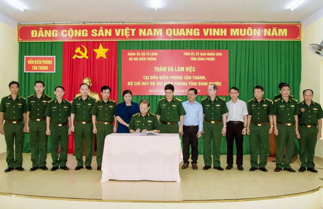 Bình Phước: Lãnh đạo Bộ Tư lệnh BĐBP thăm, tặng quà gia đình chính sách tại huyện Bù Đốp- Ảnh 5.