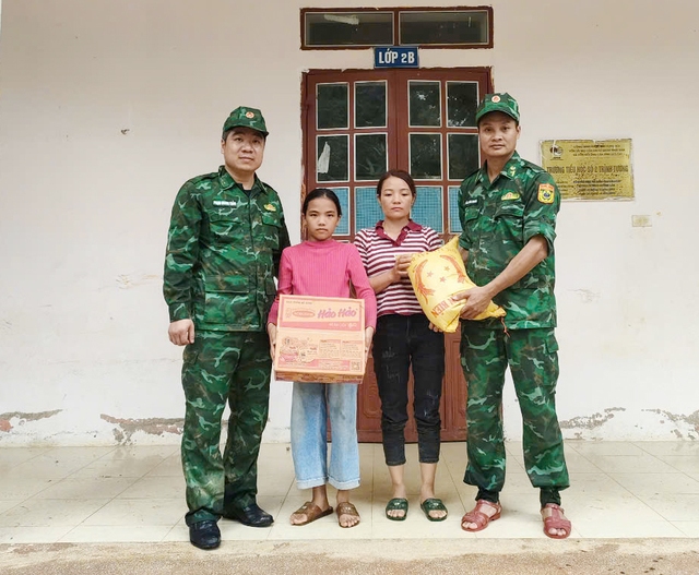 Bộ đội Biên phòng Lào Cai giúp dân khắc phục hậu quả mưa lũ- Ảnh 2.