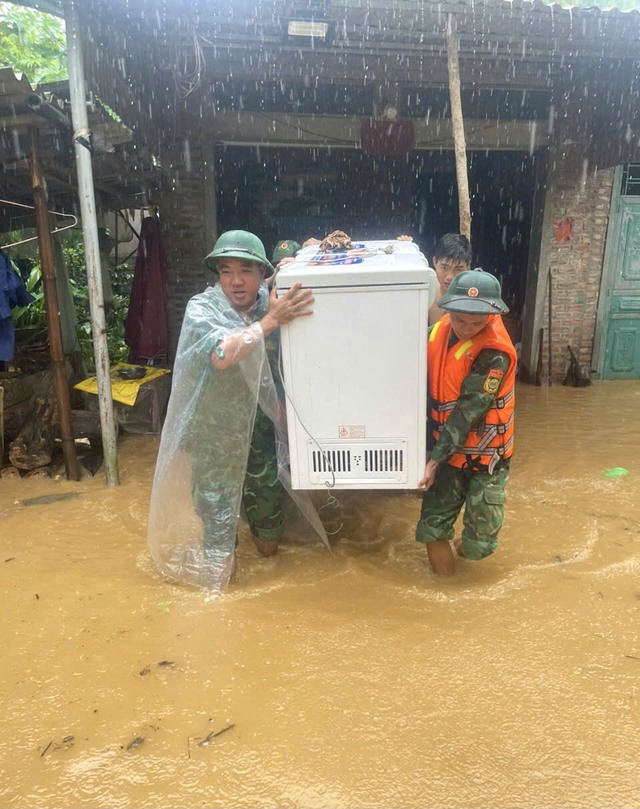 Bộ đội Biên phòng Lào Cai giúp dân khắc phục hậu quả mưa lũ- Ảnh 3.