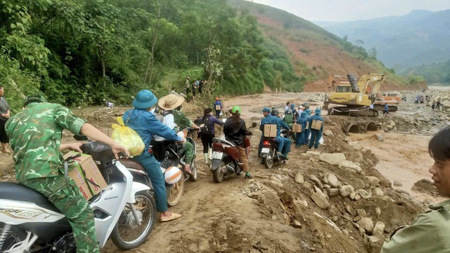 Bộ đội Biên phòng Lào Cai giúp dân khắc phục hậu quả mưa lũ- Ảnh 7.