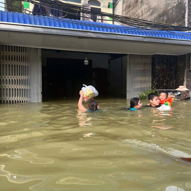 Những suất cơm nghĩa tình trong lũ - Sức mạnh của tình người và lòng nhân ái- Ảnh 3.