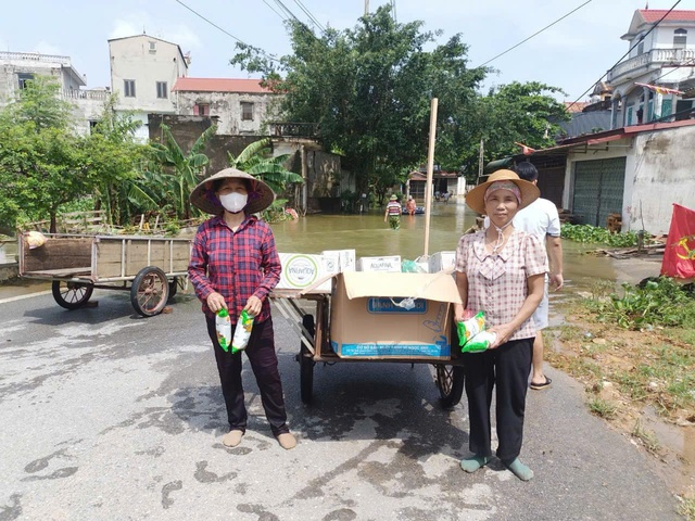 Những suất cơm nghĩa tình trong lũ - Sức mạnh của tình người và lòng nhân ái- Ảnh 4.