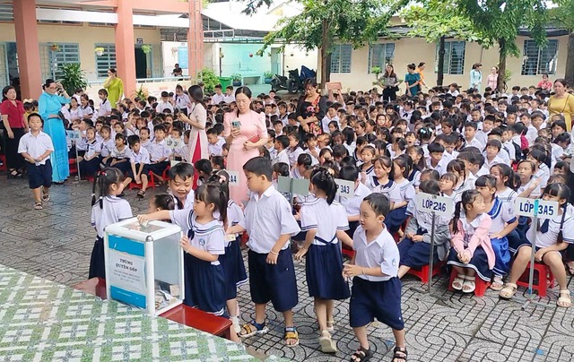 Kiên Giang: Trường Tiểu học Thị trấn 1 quyên góp ủng hộ đồng bào miền Bắc bị thiệt hại do bão số 3- Ảnh 2.