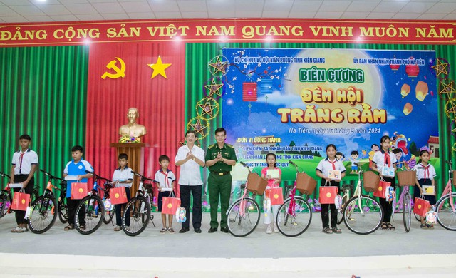 Kiên Giang: Ấm áp chương trình “Biên cương - đêm hội trăng rằm” tại biên giới Hà Tiên- Ảnh 7.