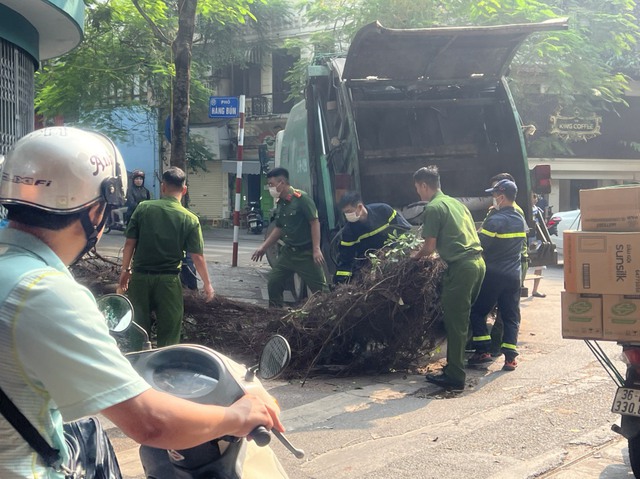 Công an TP Hà Nội tập trung tổng vệ sinh môi trường, khắc phục hậu quả cơn bão số 3- Ảnh 1.