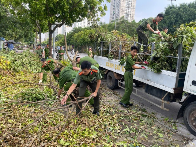 Công an TP Hà Nội tập trung tổng vệ sinh môi trường, khắc phục hậu quả cơn bão số 3- Ảnh 2.