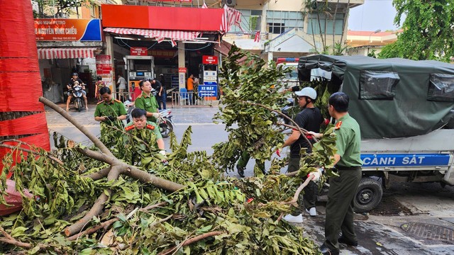 Công an TP Hà Nội tập trung tổng vệ sinh môi trường, khắc phục hậu quả cơn bão số 3- Ảnh 3.