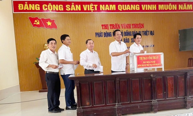 Kiên Giang: Thị trấn Vĩnh Thuận phát động ủng hộ đồng bào bị thiệt hại do bão số 3- Ảnh 2.