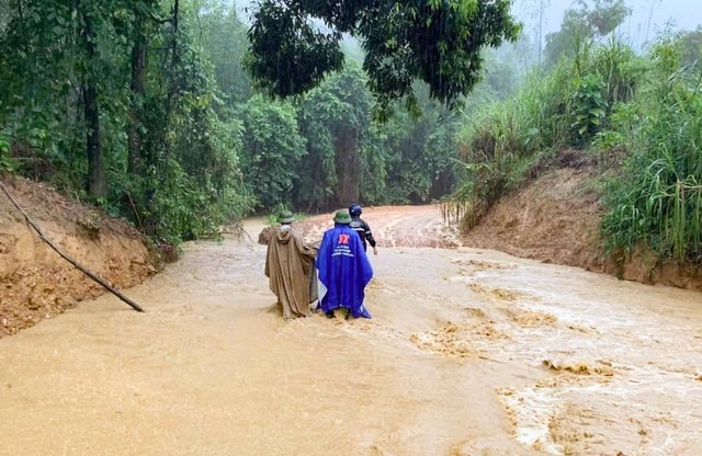 Nghệ An: Nhiều cầu tràn ở Thanh Chương bị ngập, nước chảy xiết do mưa lớn- Ảnh 3.