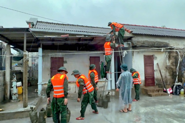 BĐBP Quảng Trị - Thừa Thiên Huế: Căng mình giúp dân ứng phó bão số 4- Ảnh 1.