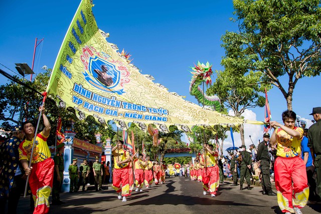 Nguyên Thủ tướng Chính phủ Nguyễn Tấn Dũng thắp hương tưởng nhớ AHDT Nguyễn Trung Trực- Ảnh 1.