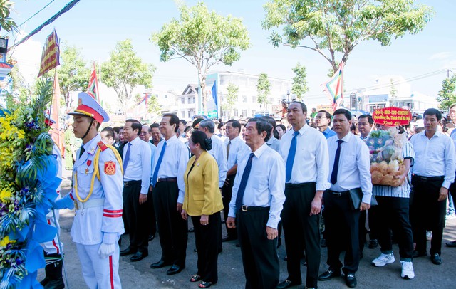 Nguyên Thủ tướng Chính phủ Nguyễn Tấn Dũng thắp hương tưởng nhớ AHDT Nguyễn Trung Trực- Ảnh 2.