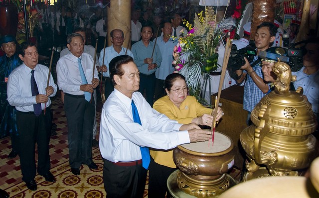 Nguyên Thủ tướng Chính phủ Nguyễn Tấn Dũng thắp hương tưởng nhớ AHDT Nguyễn Trung Trực- Ảnh 3.