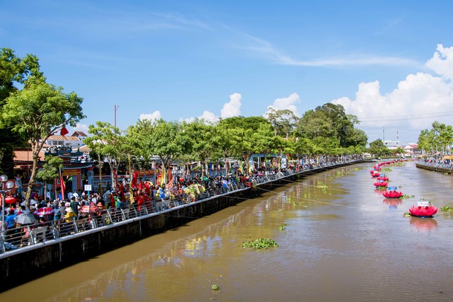 Nguyên Thủ tướng Chính phủ Nguyễn Tấn Dũng thắp hương tưởng nhớ AHDT Nguyễn Trung Trực- Ảnh 8.