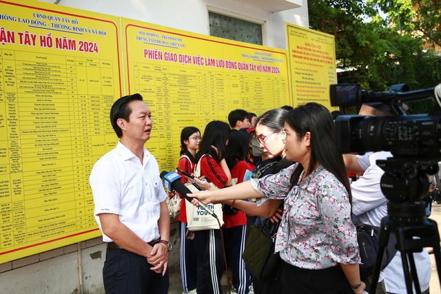 Hà Nội: Ngày hội việc làm quận Tây Hồ thu hút gần 50 đơn vị tuyển dụng- Ảnh 3.