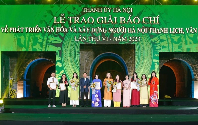 Trao Giải báo chí về Phát triển văn hóa và xây dựng người Hà Nội thanh lịch, văn minh- Ảnh 1.