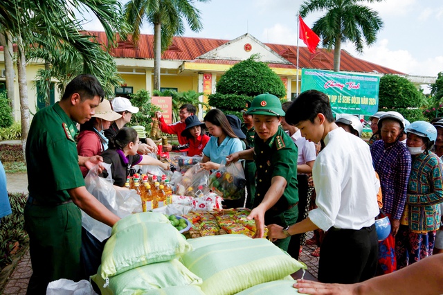 BĐBP Sóc Trăng: Nhiều hoạt động ý nghĩa nhân dịp Lễ Sene Dolta của đồng bào dân tộc Khmer- Ảnh 3.