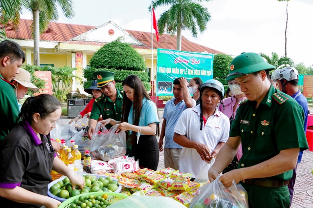 BĐBP Sóc Trăng: Nhiều hoạt động ý nghĩa nhân dịp Lễ Sene Dolta của đồng bào dân tộc Khmer- Ảnh 4.