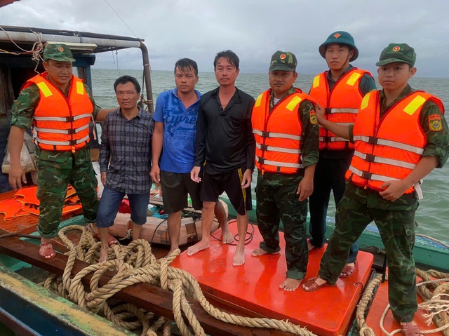 BĐBP Kiên Giang: Kịp thời cứu sống 3 người dân bị nạn trên biển- Ảnh 1.