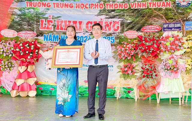 Trường THPT Vĩnh Thuận: Tưng bừng đón chào năm học mới- Ảnh 2.