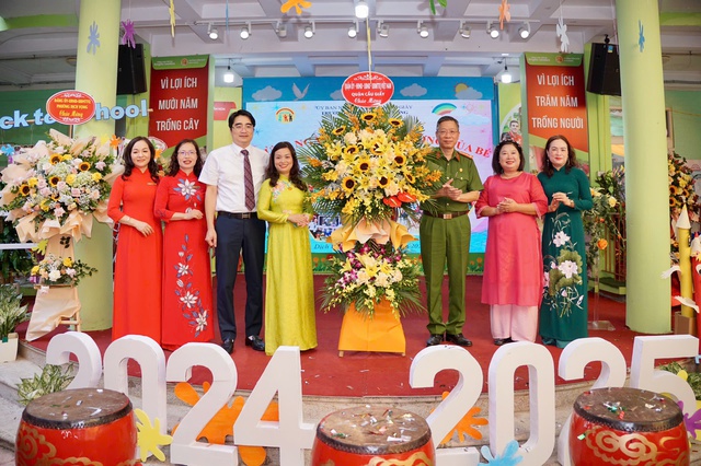 Tưng bừng “Ngày hội toàn dân đưa trẻ tới trường” tại Trường Mầm non Dịch Vọng- Ảnh 4. Tưng bừng “Ngày hội toàn dân đưa trẻ tới trường” tại Trường Mầm non Dịch Vọng- Ảnh 4.