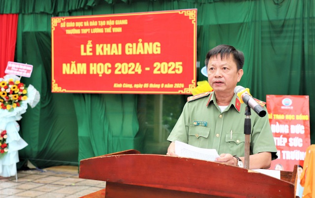 Công an tỉnh Hậu Giang tặng quà dịp khai giảng năm học 2024 - 2025- Ảnh 1.