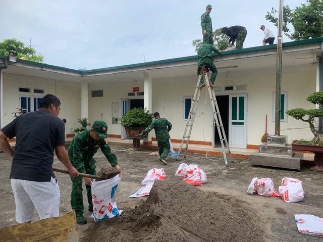 Đồn Biên phòng Cửa khẩu Quốc tế Móng Cái tích cực giúp dân phòng, chống bão số 3- Ảnh 3.