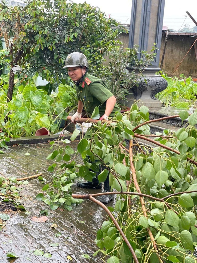 Công an quận Nam Từ Liêm khẩn trương khắc phục hậu quả sau bão YAGI- Ảnh 3. Công an quận Nam Từ Liêm khẩn trương khắc phục hậu quả sau bão YAGI- Ảnh 3.