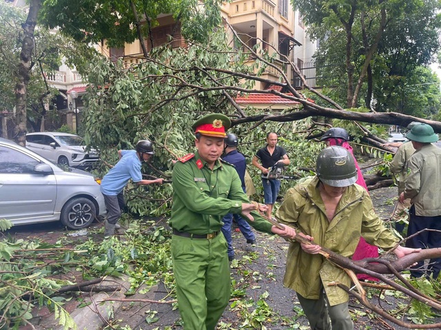 Công an quận Nam Từ Liêm khẩn trương khắc phục hậu quả sau bão YAGI- Ảnh 2. Công an quận Nam Từ Liêm khẩn trương khắc phục hậu quả sau bão YAGI- Ảnh 2.