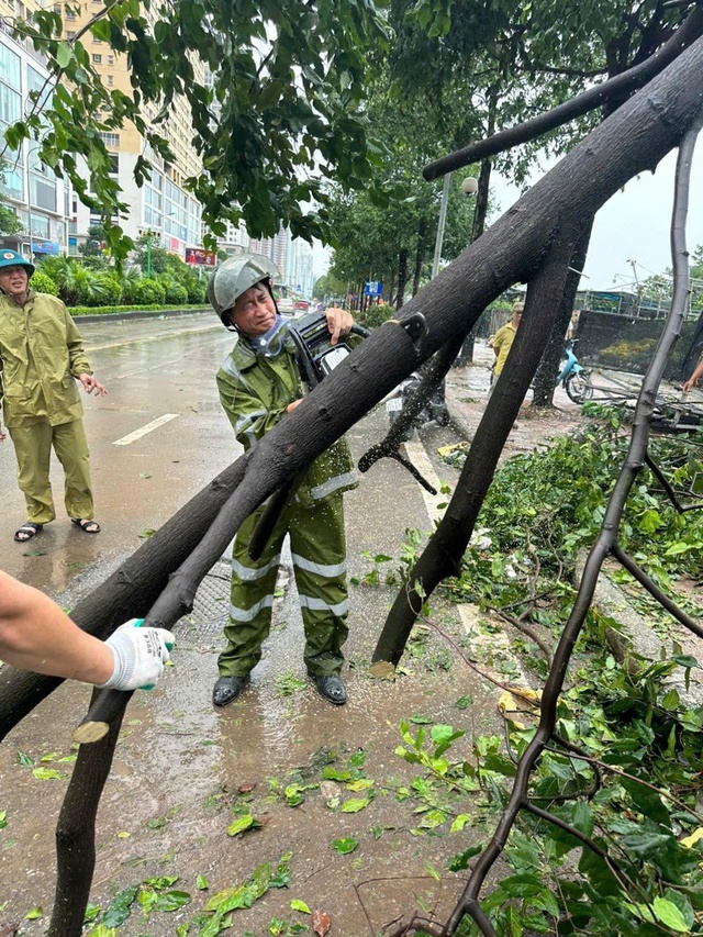 Công an quận Nam Từ Liêm khẩn trương khắc phục hậu quả sau bão YAGI- Ảnh 6. Công an quận Nam Từ Liêm khẩn trương khắc phục hậu quả sau bão YAGI- Ảnh 6.