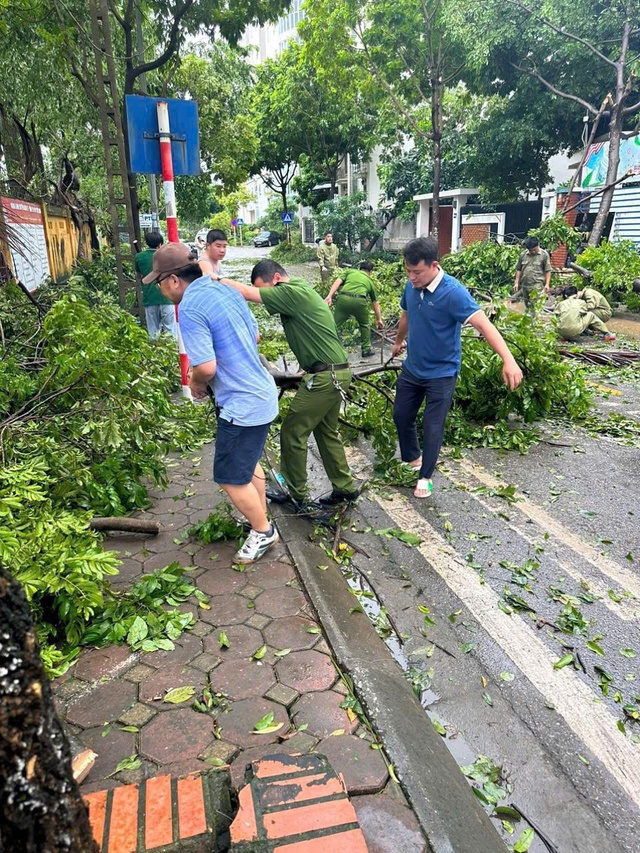 Công an quận Nam Từ Liêm khẩn trương khắc phục hậu quả sau bão YAGI- Ảnh 5. Công an quận Nam Từ Liêm khẩn trương khắc phục hậu quả sau bão YAGI- Ảnh 5.