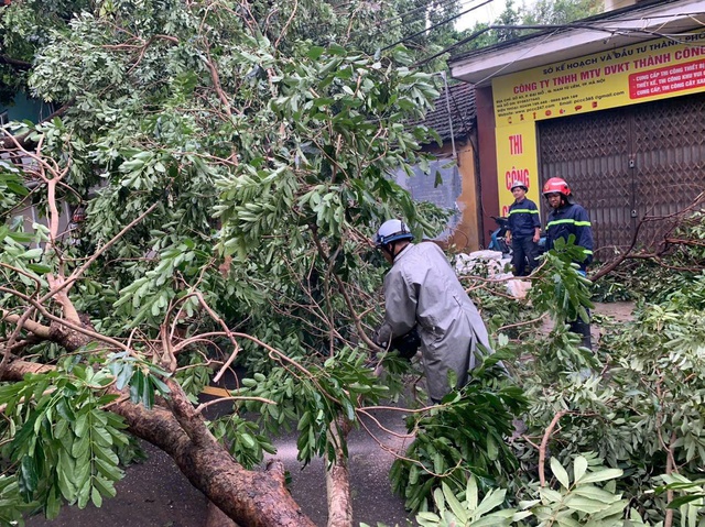 Công an quận Nam Từ Liêm khẩn trương khắc phục hậu quả sau bão YAGI- Ảnh 4. Công an quận Nam Từ Liêm khẩn trương khắc phục hậu quả sau bão YAGI- Ảnh 4.