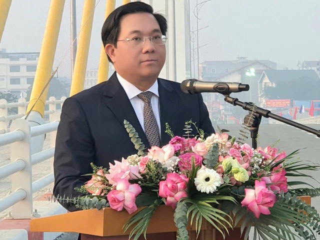 Vĩnh Phúc: Thông xe cầu vượt đường sắt trên đường Nguyễn Tất Thành- Ảnh 2. Vĩnh Phúc: Thông xe cầu vượt đường sắt trên đường Nguyễn Tất Thành- Ảnh 2.
