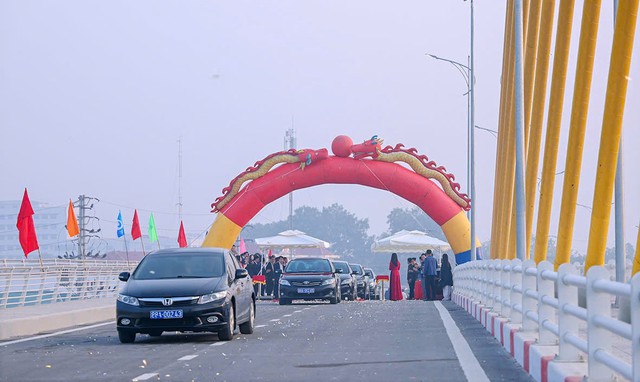 Vĩnh Phúc: Thông xe cầu vượt đường sắt trên đường Nguyễn Tất Thành- Ảnh 1. Vĩnh Phúc: Thông xe cầu vượt đường sắt trên đường Nguyễn Tất Thành- Ảnh 1.