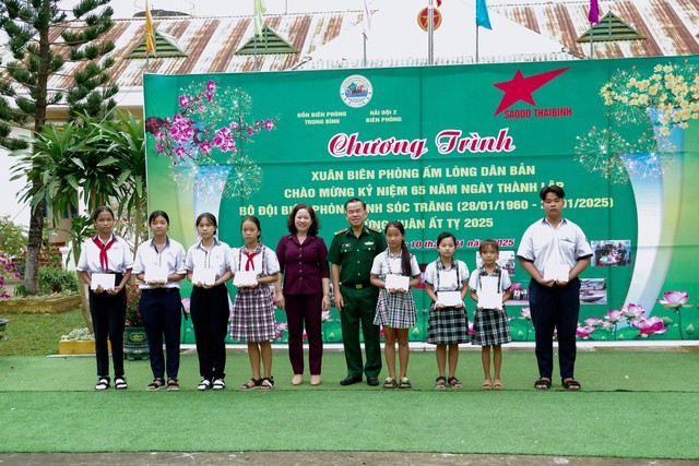 Bộ đội Biên phòng Sóc Trăng: Chung tay chăm lo Tết cho người nghèo- Ảnh 1.