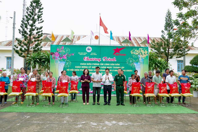 Bộ đội Biên phòng Sóc Trăng: Chung tay chăm lo Tết cho người nghèo- Ảnh 3.