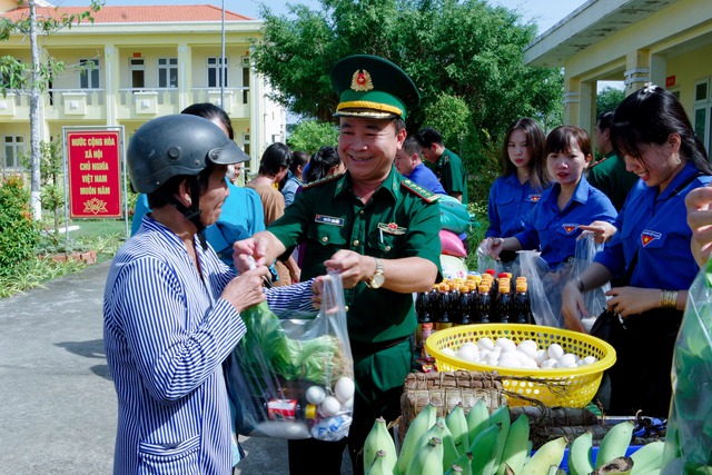 Bộ đội Biên phòng Sóc Trăng: Chung tay chăm lo Tết cho người nghèo- Ảnh 6.