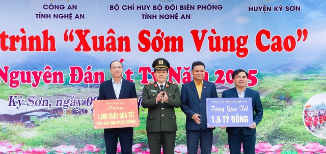 Nghệ An: “Xuân sớm vùng cao” trao quà Tết đến đồng bào dân tộc khó khăn- Ảnh 8.