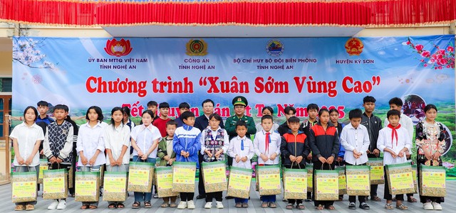 Nghệ An: “Xuân sớm vùng cao” trao quà Tết đến đồng bào dân tộc khó khăn- Ảnh 10.