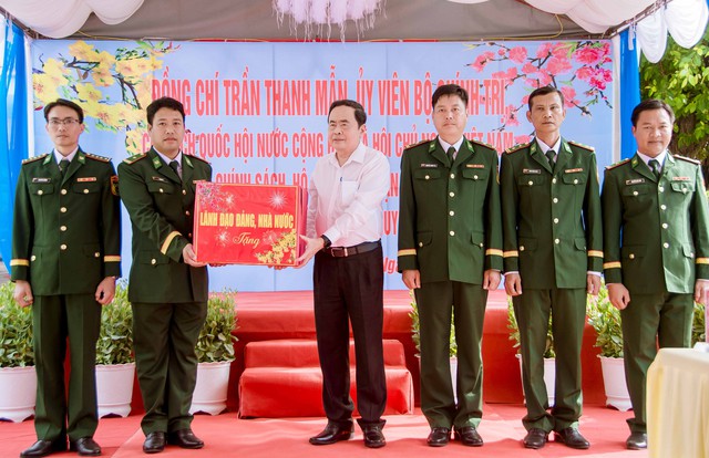 Chủ tịch Quốc hội Trần Thanh Mẫn thăm, tặng quà Tết đồng bào, chiến sĩ tại huyện Cầu Ngang, tỉnh Trà Vinh- Ảnh 3.