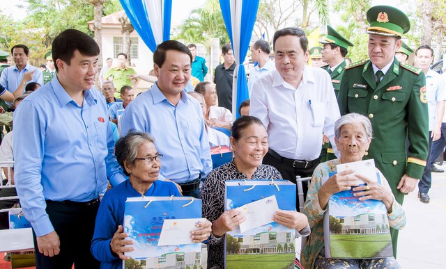 Chủ tịch Quốc hội Trần Thanh Mẫn thăm, tặng quà Tết đồng bào, chiến sĩ tại huyện Cầu Ngang, tỉnh Trà Vinh- Ảnh 6.